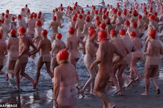 Hàng nghìn người tham gia lễ hội bơi khỏa thân giữa thời tiết dưới 5 độ C