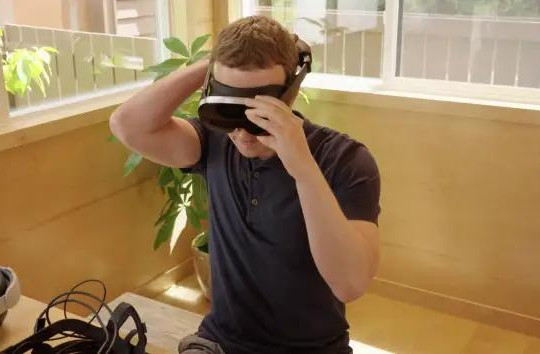 Mark Zuckerber giới thiệu một số mẫu kính thực tế ảo mà Meta đang phát triển cho dự án Metaverse