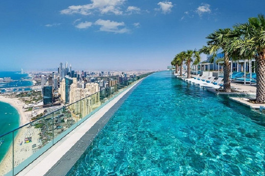 Top bể bơi trên tầng thượng khách sạn tuyệt nhất thế giới