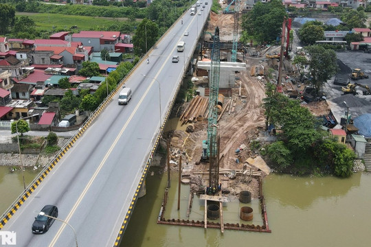 Công trường xây dựng, mở rộng cầu Như Nguyệt nối đôi bờ sông Cầu