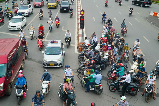 Vắng CSGT, hàng nghìn xe đi ngược chiều, vượt rào chắn phân luồng ở Hà Nội
