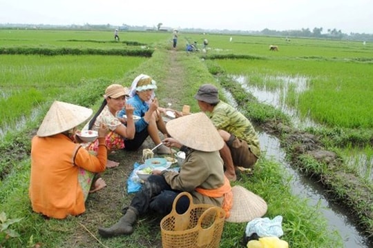 Bố mẹ nông dân nuôi 3 con trở thành tiến sĩ: 3 NGƯỜI QUAN TRỌNG quyết định bạn là ai