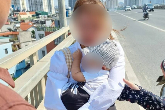 Người mẹ ôm con khóc trên cầu Nhật Tân và hành động ấm lòng của tài xế
