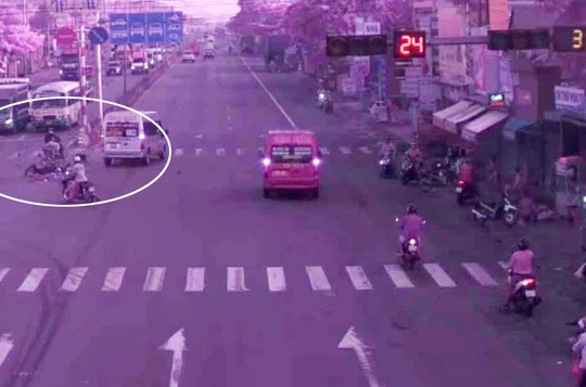 Vụ tài xế xe khách cố lao kịp đèn xanh, tông chết người: Ai bồi thường?