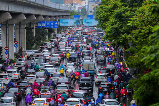 Hà Nội: Đề xuất phân làn cứng tách riêng ô tô, xe máy trên đường Nguyễn Trãi
