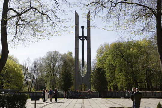Lithuania dỡ tượng đài kỉ niệm thời Liên Xô, ngăn chở hàng tới Kaliningrad, Nga nghiêm khắc cảnh báo