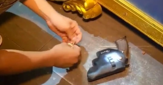 Mang súng cùng 25 viên đạn vào quán bar để… phòng thân