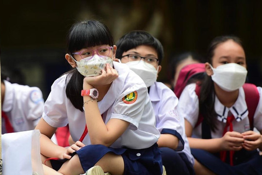 Ăn vội, ngồi đất để thi vào lớp 6 trường chuyên hot nhất Sài Gòn
