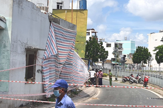 TPHCM: Sập tường căn nhà đang tháo dỡ, 2 người thương vong
