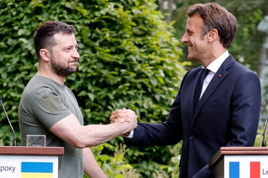 Vì sao EU "bật đèn xanh" kết nạp Ukraine giữa lúc "nước sôi lửa bỏng"?