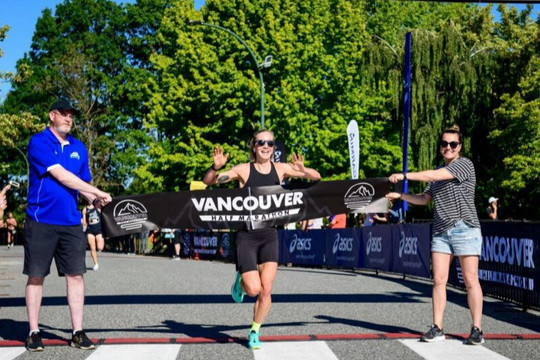 Runner nghiệp dư bất ngờ vô địch Vancouver Half Marathon