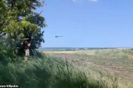 Video binh sĩ Ukraine bắn hạ “Cá mập đen” Ka-52 của Nga bằng tên lửa do Anh cung cấp