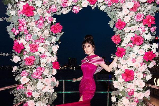 Emily Hồng Nhung chơi trội mua hoa hồng nhập ngoại, mừng sinh nhật trên du thuyền