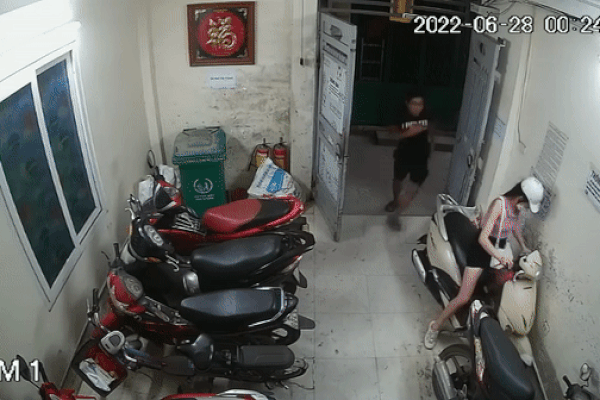 Clip: Gã biến thái 'núp' ngoài cổng, rình 'hái đào' cô gái giữa trung tâm Hà Nội