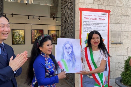 Họa sĩ Văn Dương Thành triển lãm tranh tại Italy