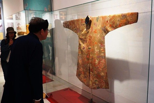 Tận thấy trang phục triều Nguyễn nguyên bản