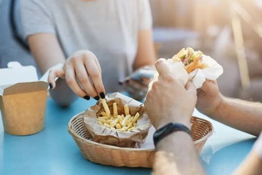 5 kiểu ăn uống khiến cholesterol tăng vọt trong âm thầm, khi khám mới ngã ngửa
