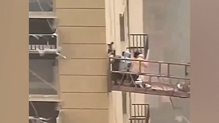 Hai công nhân bị kẹt trên thang nâng trong trận gió mạnh nguy hiểm