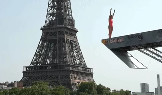Mãn nhãn với màn nhảy cầu tuyệt vời ở bên tháp Eiffel
