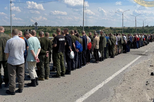 Ảnh cuộc trao đổi tù binh giữa Nga và Ukraine