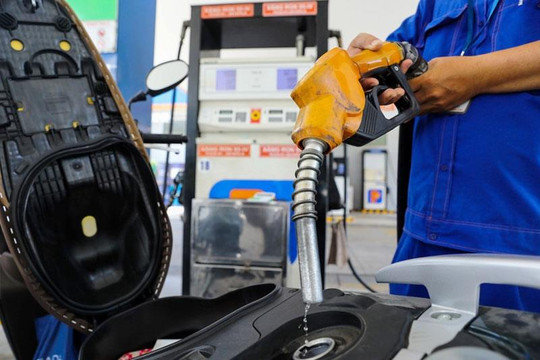 Bộ Tài chính đề xuất giảm thuế tiêu thụ đặc biệt và VAT với xăng dầu