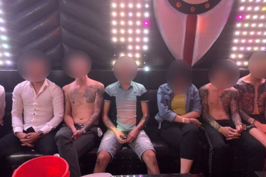 4 cô gái cùng 14 nam thanh niên xăm trổ tụ tập dùng ma túy trong tiệc sinh nhật ở quán karaoke