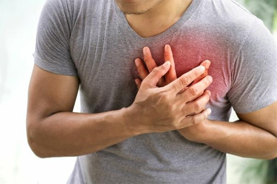 Năm triệu chứng có thể xuất hiện vài tháng trước cơn đau tim