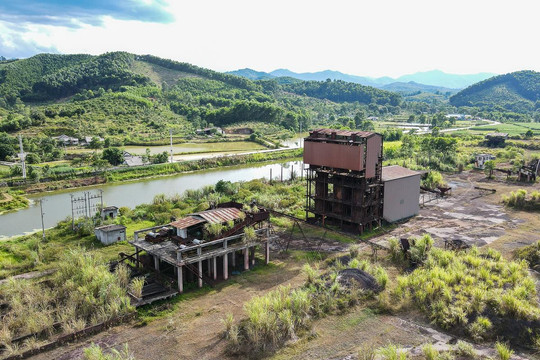 Ảnh: Nhà máy bỏ hoang chứa 80.000 tấn quặng sắt ở Hà Tĩnh