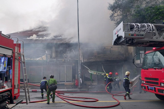 Sau tiếng nổ lớn, cửa hàng tranh giữa trung tâm thành phố bị lửa thiêu rụi