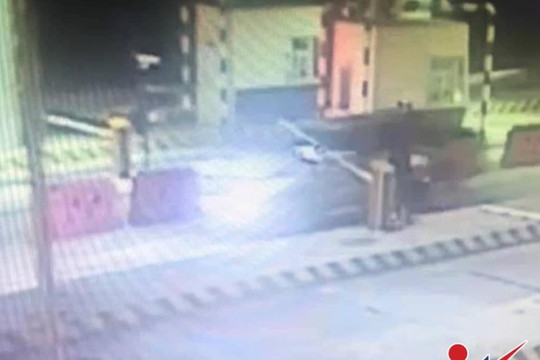 Ô tô bị barie trạm thu phí cao tốc Hà Nội – Hải Phòng đập vỡ kính