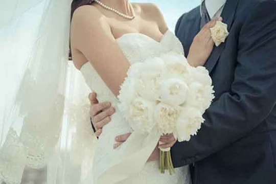 Nghe người yêu nhắc nhở nhân viên chụp ảnh cưới mà tôi cay xè mắt