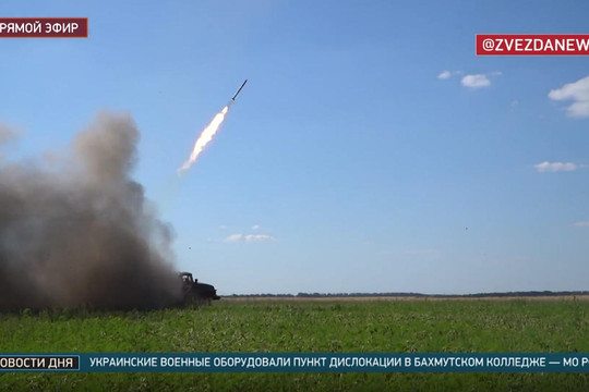 Video: Mưa tên lửa pháo phản lực Grad trên chiến trường Donetsk