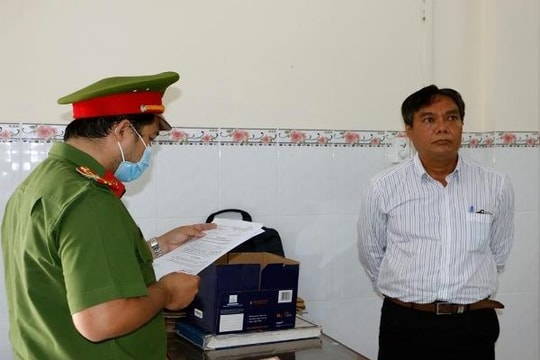 Bắt nguyên Chủ tịch Hội đồng quản trị, giám đốc quỹ tín dụng nhân dân