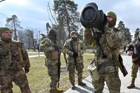 RT: Vũ khí phương Tây viện trợ cho Ukraine được rao bán nhan nhản trên “chợ đen”