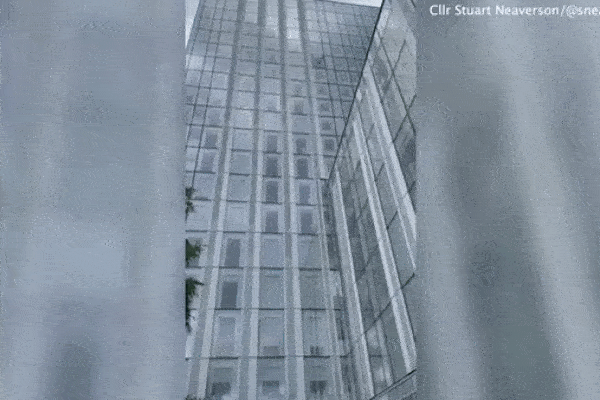 Khoảnh khắc kinh hoàng tấm kính lớn rơi từ tầng 12 tòa nhà cao tầng
