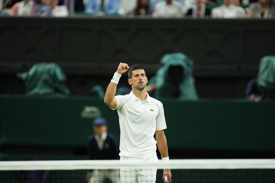 Wimbledon 2022: Djokovic chật vật hạ tay vợt hạng 104 thế giới