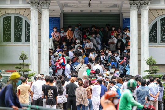 Hàng trăm người "đội nắng, dầm mưa" làm hộ chiếu mẫu mới ở TPHCM