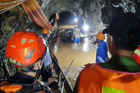 Vụ mất tích trong hầm thủy điện: Bùn đất quá nhiều khiến tìm kiếm khó khăn