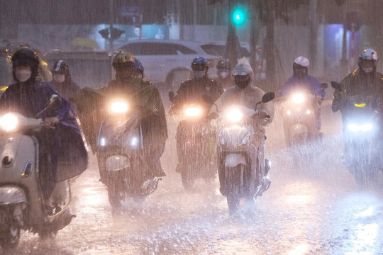 Cơn mưa lớn sầm sập đổ xuống, người Hà Nội 'chôn chân' trên đường ngập