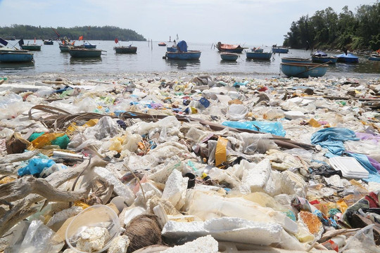 Ảnh: Kinh hãi rác thải tràn ngập bờ biển Quảng Ngãi