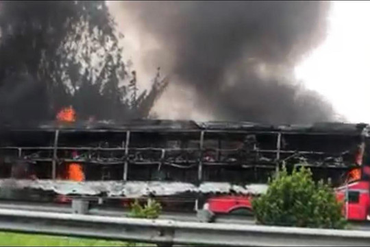 Xe khách giường nằm cháy rụi trên cao tốc Cầu Giẽ - Ninh Bình