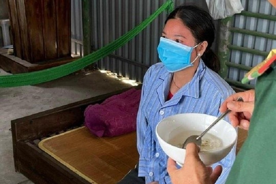 Một phụ nữ không biết bơi, trôi lênh đênh trên biển 8 tiếng được cứu sống