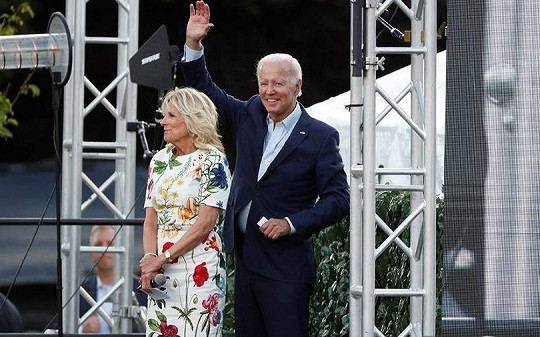 Khoảnh khắc Đệ nhất phu nhân Mỹ ‘nhắc khéo’ chồng và phản ứng bất ngờ của ông Biden