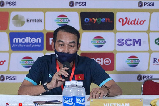 HLV Đinh Thế Nam tôn trọng quyết định phạt thẻ đỏ với thủ môn U19 Việt Nam
