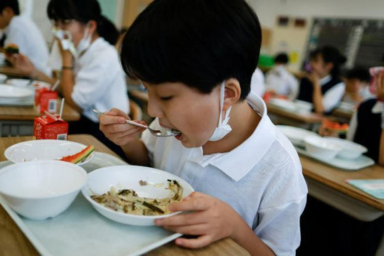 Lạm phát tăng, hoa quả được không còn trong bữa trưa của học sinh Nhật Bản