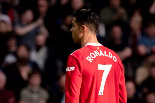 Ronaldo nổi loạn rời MU: Các ông lớn ngoảnh mặt với CR7