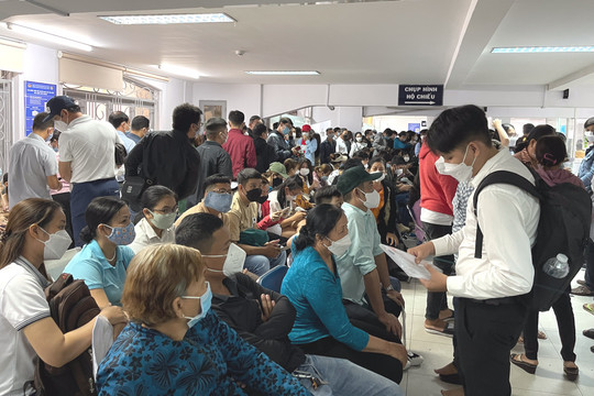 Công an TPHCM thông tin tình trạng người dân chen chúc làm hộ chiếu mẫu mới