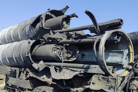 Binh lính Nga phá hủy một xe phóng S-300 bằng súng máy PKM
