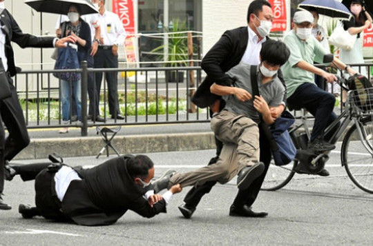 Nghi phạm tấn công cựu Thủ tướng Abe là cựu quân nhân, dùng súng tự chế