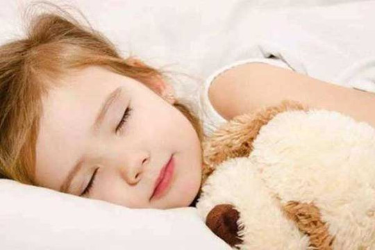 Khi trẻ con thích sử dụng tư thế nằm ngủ này, trong lòng đa phần đều thiếu cảm giác an toàn, cha mẹ không nên bỏ qua